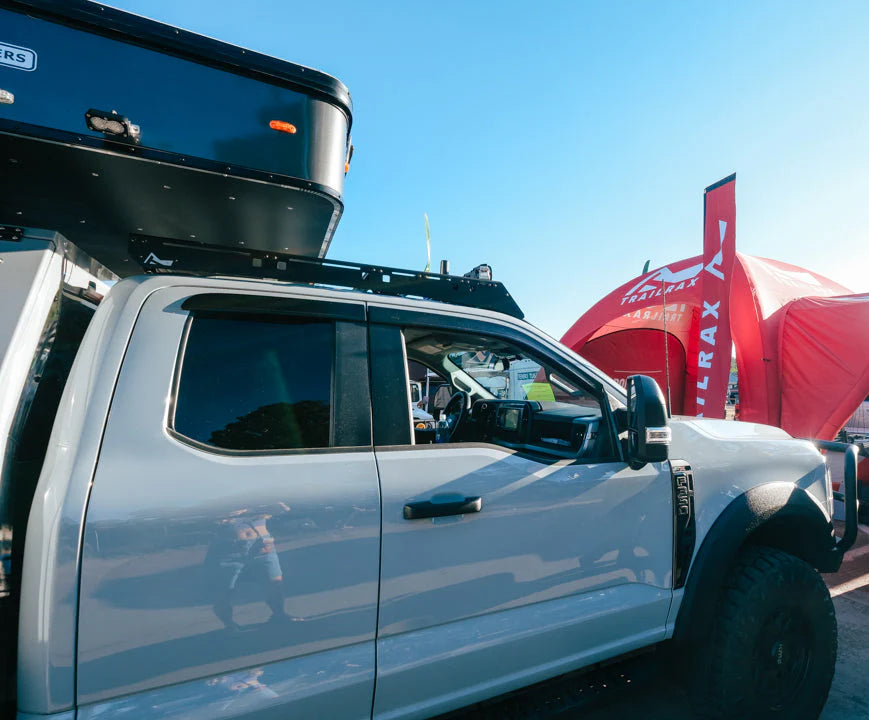 Barre de toit modulaire TrailRax pour Ford Super Duty 2017+/ Déflecteur avec découpe pour feux de dégagement/Barre lumineuse